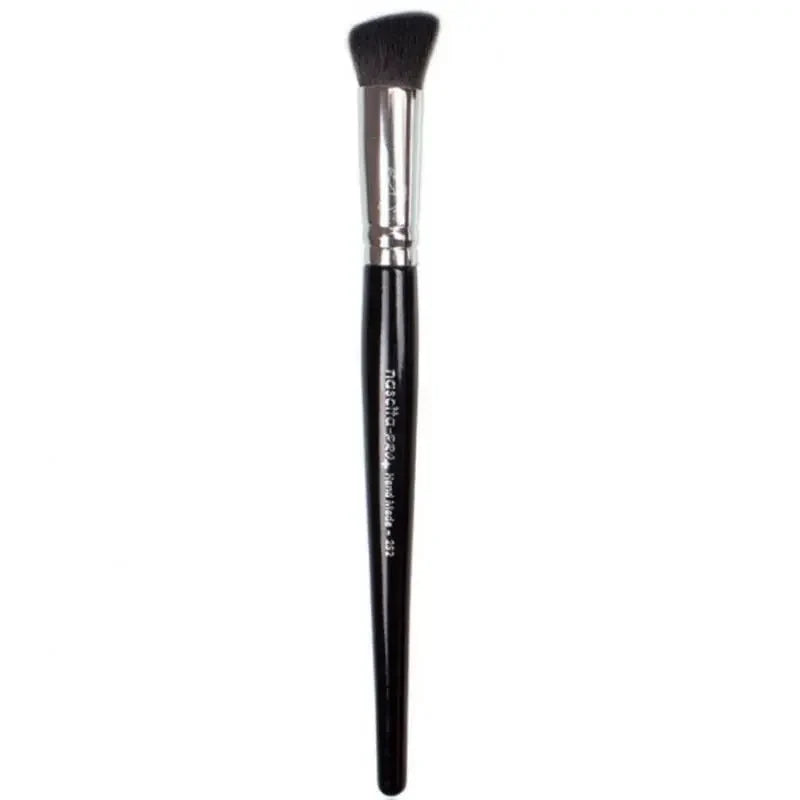 Nascita Pro Plus Angled Oval Concealer Brush for Seamless Blending