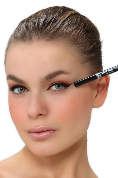 Pastel Profashion Artliner Pen 01 Black - Eyeliner précis pour les passionnés de maquillage
