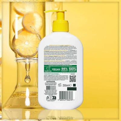 Nettoyant visage illuminateur à la vitamine C de Garnier - 250 ml (8,45 fl oz), végétalien et sans sulfate, hydratant et illuminateur pour les peaux ternes