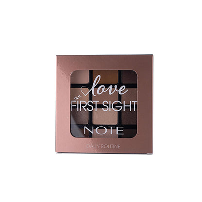 Paleta de sombras de ojos Love at First Sight de Note Cosmetics: 12 colores de alta pigmentación, mate, metalizados y brillantes; larga duración e infusionada con vitamina E