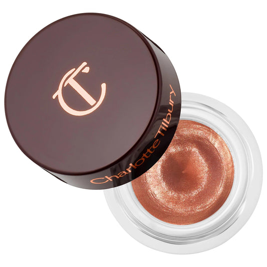 Sombra de ojos en crema Charlotte Tilbury Eyes To Mesmerize: larga duración, no se cuartea y de fácil aplicación para un brillo juvenil