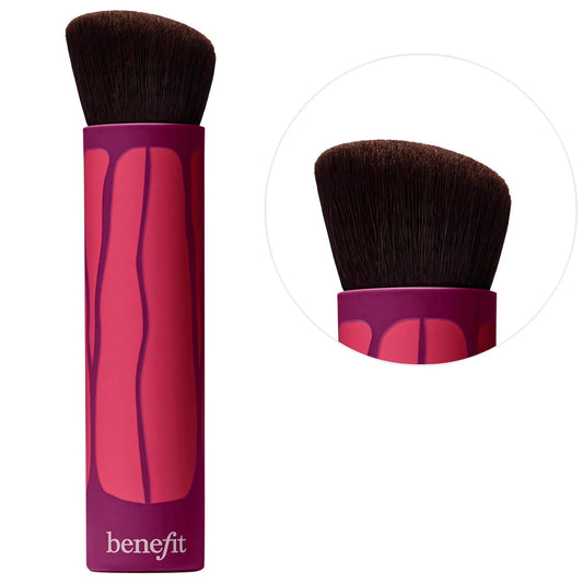 Pinceau bronzer Hoola WaveMaker de Benefit Cosmetics - Forme bombée angulaire pour une couvrance modulable et sans démarcation - Pour un teint hâlé naturel