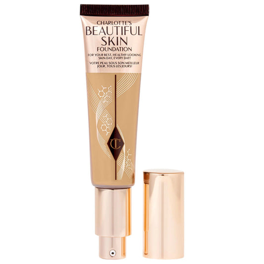 Fond de teint liquide Charlotte Tilbury Beautiful Skin : couvrance moyenne, acide hyaluronique, éclat naturel, végan et non testé sur les animaux