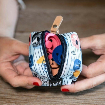 Estuche para chupetes Kidful Funny Faces con detalles en cuero