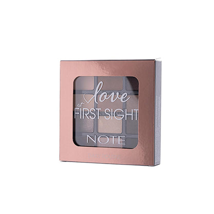 Paleta de sombras de ojos Love at First Sight de Note Cosmetics: 12 colores de alta pigmentación, mate, metalizados y brillantes; larga duración e infusionada con vitamina E