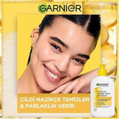 Nettoyant visage illuminateur à la vitamine C de Garnier - 250 ml (8,45 fl oz), végétalien et sans sulfate, hydratant et illuminateur pour les peaux ternes