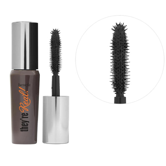 Mini mascara allongeant They're Real. de Benefit - Mascara allongeant, volumateur et recourbant pour des cils spectaculaires