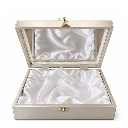 Caja de piel con costuras y cierre de gancho Pierre Cardin Siba